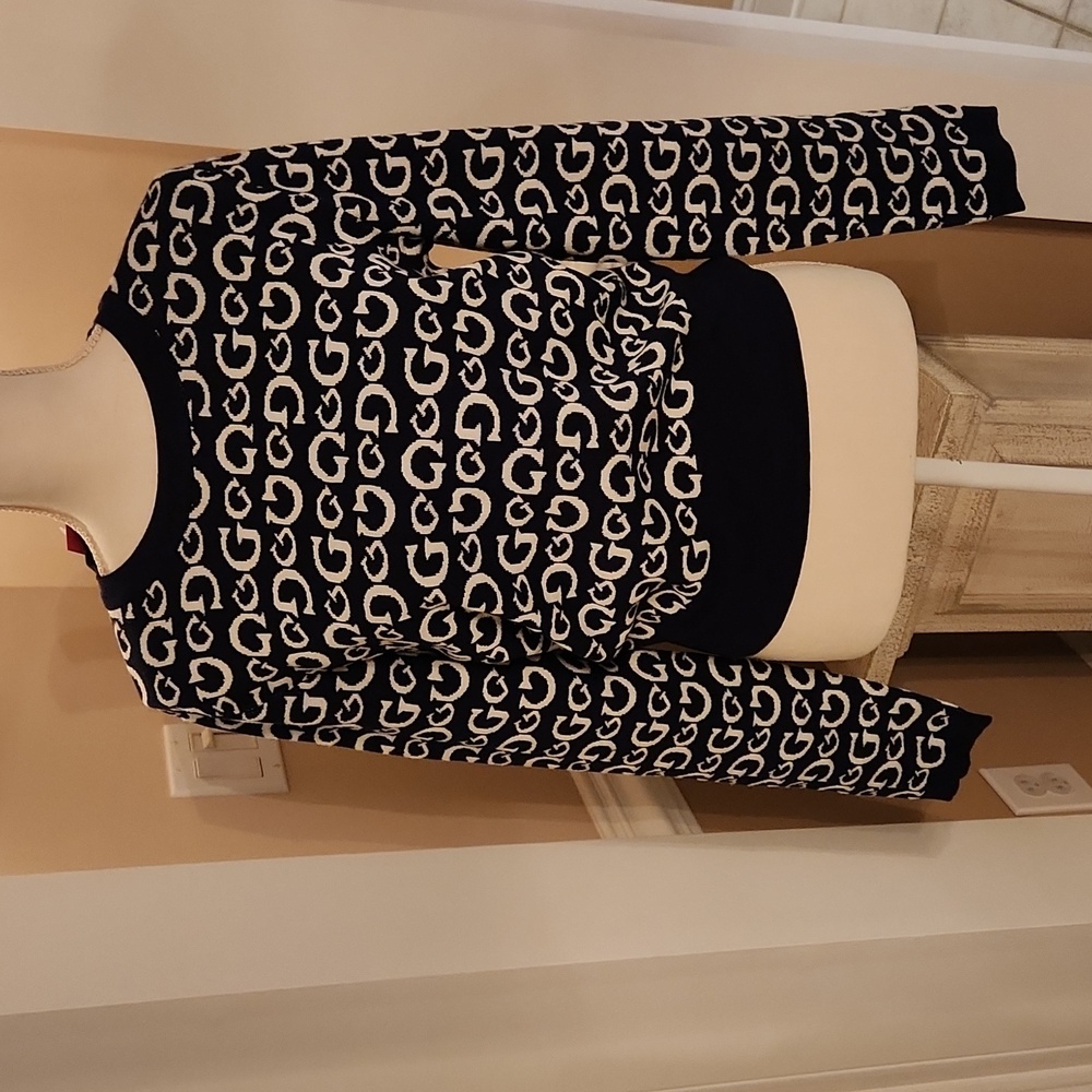 NWT ❗️ Guess navy and white logo sweater size medium
